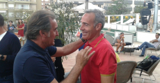 Álex Corretja y el también extenista mallorquín Alberto Tous se saludan afectuosamente en el acto de apertura de la Legends Cup 2016. Foto: TTdeporte.com