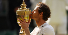 Andy Murray levantando su segundo título de Wimbledon (2016). Foto: AELTC.