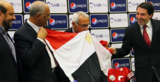 Cúper besando la bandera oficial del estado egipcio el día de su presentación.