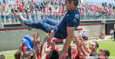 Olaizola manteado en Son Bibiloni tras el ascenso del filial. Foto: Guillermo Sánchez Garcías.