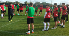 Olaizola arengando a los futbolistas en el entrenamiento. Foto: RCDM.