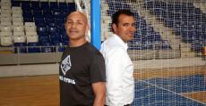Juanito posa junto al director deportivo José Tirado en una de las porterías de Son Moix. Foto: Palma Futsal.