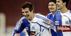 Vallori celebrando un gol en su etapa en el Grasshopper suizo (2007-2012).