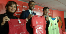Margalida Portell -Directora Insular d'Esports-, Maheta Molango y Xisco Miralles posan en Son Bibiloni con las camisetas de la iniciativa-