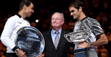 Nadal y Federer en la entrega de trofeos en Melbourne junto a Rod Laver. Foto: Tennis Australia.