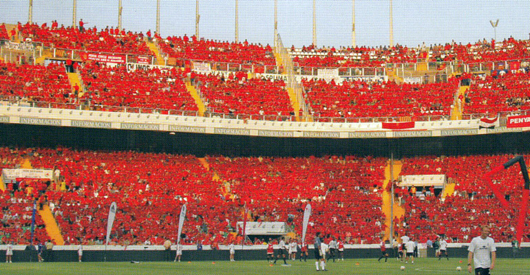 Aspecto de la grada en la final de la Copa del Rey, en Elche, en el año 2003.