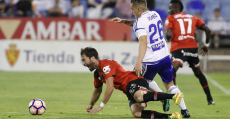 Campabadal pugnando un balón con Pombo (Zaragoza). Foto: LFP.