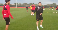 Sergi Barjuán dando instrucciones a sus futbolistas en una sesión preparatoria. Foto: RCDM.