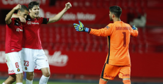 Vallejo, Yuste y Santamaría abrazados tras vencer en el Pizjuán. Foto: LFP.