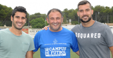 Nico López posando con Lluís Sastre (Huesca) y Miquel Àngel Moyà (At. Madrid) en un campus de este verano. Foto: Fútbol Balear.