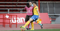 Saúl y Amath pugnan un balón en el partido ante el Tenerife en Son Moix. Foto: LFP.