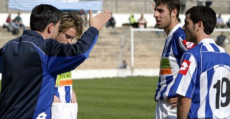 Toni Amor dando instrucciones a Lucas Pou en el banquillo del Estadi Balear. Temporada 2005/06.