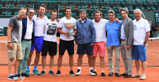 Nadal junto a todo su equipo en la Philippe Chatrier tras conquistar su décimo Roland Garros. Foto: FFT.