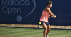 Suárez lleva ya varios días en Mallorca adaptándose a la superfície de hierba. Foto: Mallorca Open.