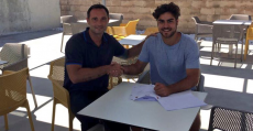 Recio y Abdón en Artá firmando el contrato de su retorno al club. Foto: RCDM.