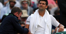 Djokovic atendido del codo por el médico en Wimbledon.