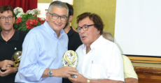 Tomeu Terrasa recibiendo de manos de Miquel Bestard -Presidente FFIB- el galardón Tarjeta Blanca a su trayectoria profesional. Foto: Sportsdecanostra.com.