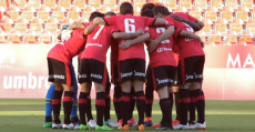 Los futbolistas del Mallorca haciendo piña en el centro del campo de Son Moix. Foto: RCDM.