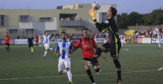 Manolo Reina atajando un balón ante Raíllo y Xisco en el derbi de Son Malferit. Foto: Fútbol Balear.