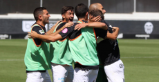 Futbolistas del At. Balears celebrando la victoria en Paterna ante el Valencia Mestalla. Foto: GuiemSports.