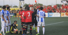 Instante en que Gerard Oliva es expulsado en el derbi de Palma en Son Malferit. Foto: Fútbol Balear.