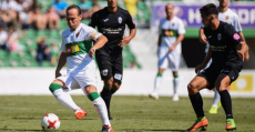 Nino del Elche marcado de cerca por los futbolistas del ATB. Foto: ECF.