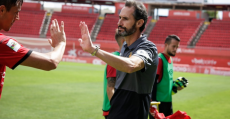 Vicente Moreno felicitando a sus futbolistas tras golear al Llagostera. Foto: RCDM.