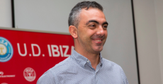 Toni Amor exultante el día de su presentación como nuevo técnico del Ibiza UD. Foto: IUD.