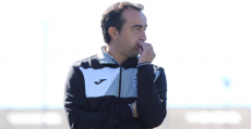 De la Morena dubitativo en su área técnica en el encuentro ante el At. Saguntino. Foto: GuiemSports.