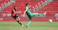 Ferran Giner disparando a portería en su primer tanto con el Mallorca ante el Cornellà. Foto: RCDM.