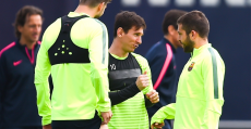 Messi, Piqué y Alba con los chalecos GPS en un entrenamiento.