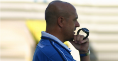 Ángel Pedraza y su característico reloj-cronómetro en el banquillo del ATB en Sa Pobla. Foto: Fútbol Balear.
