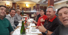 Miquel Mesquida y sus compañeros en una cena de peñistas. Foto: @Penya_Barralet.