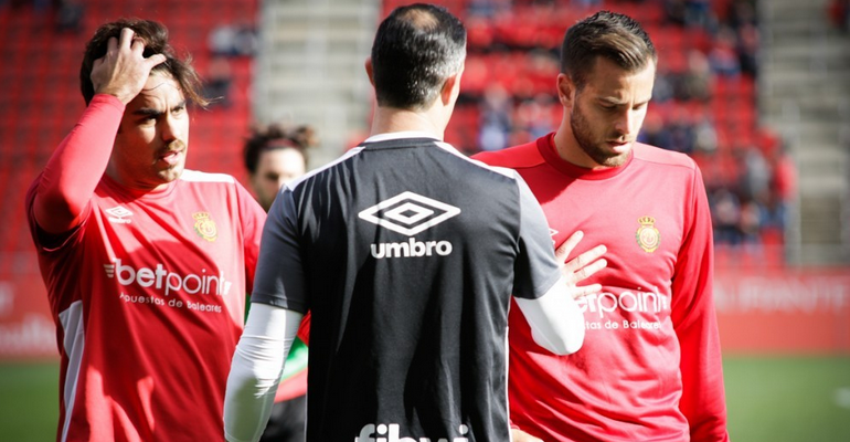 Abdón Prats y Álex López recibiendo instrucciones durante el calentamiento. Foto: RCDM.