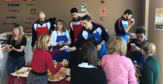 Los integrantes del Urbia Palma participando en el desayuno de AEA Solidaria. Foto: TTdeporte.com.