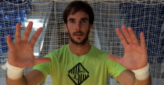 Barrón posando bajo palos de la portería de Son Moix. Foto: Palma Futsal.
