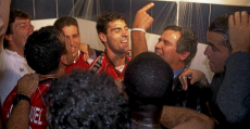 El doctor Beltrán celebrando bajo la ducha el ascenso de Vallecas en 1997 (Marca).