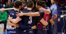 Los jugadores del Urbia Palma celebrando abrazados un punto en Son Moix. Foto: UVP.