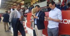 Molango, Salas y Nash revisando sus teléfonos previos en la previa del partido en Anduva. Foto: TTdeporte.com.