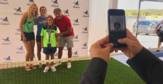 Toni Nadal, Lara Arruabarrena y Lucie Safarova posan tras el sorteo con una niña recogepelotas. Foto: TTdeporte.com.