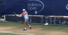 Nadal entrenando sobre la hierba del Mallorca Open. Foto: TTdeporte.com.