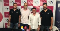 Foto de la renovación del patrocinio con Toni Roig (CEO Urbia Services) y los jugadores Renzo Cairús y Jordi Ramón Ferragut. Foto: TTdeporte.com.