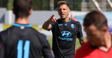 Vallori es el único superviviente de la zaga titular de la pasada temporada. Foto: GuiemSport.