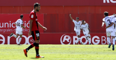 Álex López cabizbajo tras encajar el tercer gol del Albacete. Foto: LaLiga.