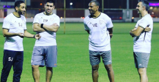Sami al Jaber -primer entrenador del Al Shabab-, Fernando Pérez -entrenador de porteros-, Vicenre Engonga y Toni Amor durante un entrenamiento.