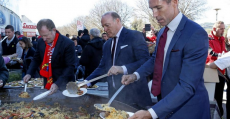 Sarver, Köhlberg y Nash sirviendo paellas en los fastos del Centenario. Foto: RCDM.