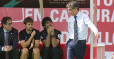 Vázquez dialogando con su staff en el banquillo de Son Moix. Foto: Fútbol Balear.