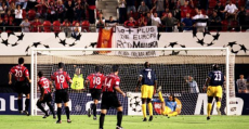 Engonga transformando el penalti del primer gol del Mallorca en Champions. Foto: MARCA.