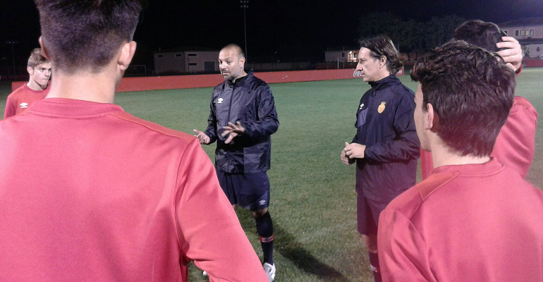 Gálvez dirigiendo una sesión de tecnificación con el fútbol base de Son Bibiloni. Foto: TTdeporte.com.