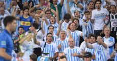 Delbonis y el público argentino durante el punto definitivo de la eliminatoria. Foto: ITF: